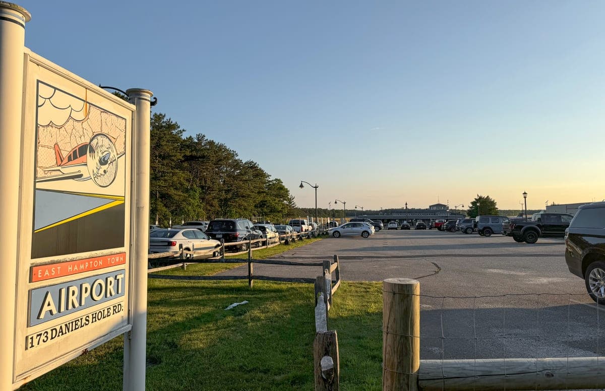 East Hampton Town Airport (KHTO) in East Hampton